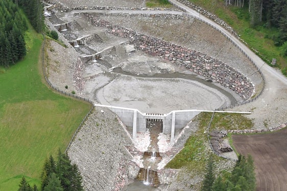 Aktueller Blick auf das Rückhaltebecken mit Kammsperre im Großbergbach (Foto: LPA/Landeswarnzentrum in der Agentur für Bevölkerungsschutz)