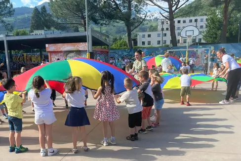Bambine e bambini hanno festeggiato oggi, insieme con le loro famiglie, nello spazio nato da un’idea della direzione delle scuole dell’infanzia in lingua italiana. (Foto: ASP/GNews)