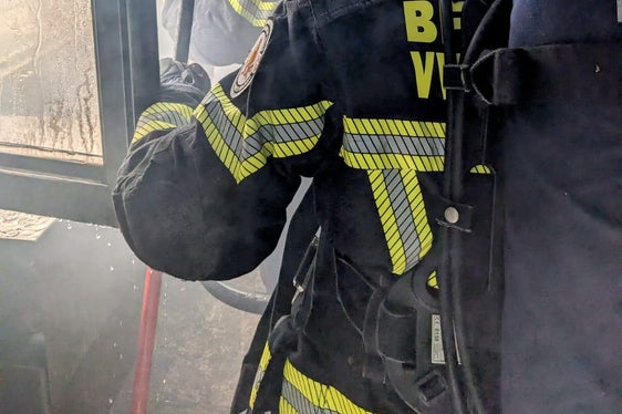 Die Ausbildung (im Bild während der Unterrichtung in Brandbekämpfung) der neuen Berufsfeuerwehrmänner und der Berufsfeuerwehrfrau war umfassend. (Foto: LPA/Berufsfeuerwehr Bozen)