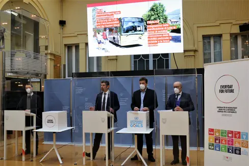 Le nuove linee guida per la costruzione di strade pongono un chiaro accento sulla sostenibilità. Il direttore di dipartimento Vallazza, l'assessore Alfreider e i direttori di ripartizione Pagani e Sicher hanno presentato le nuove regole. (Foto: ASP/Ingo Dejaco)