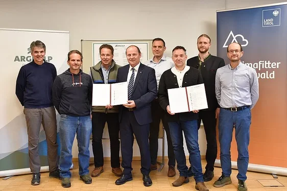 Zum Abschluss des Treffens wurde eine gemeinsame Erklärung zur weiteren Zusammenarbeit unterzeichnet (von links): Maurizio Veneziani (St. Gallen), Francesco Bonavio (Graubünden), Randolf Schirmer (Bayern), Landeshauptmann-Stellvertreter Josef Geisler (Tirol), Stephan Philipp (Vorarlberg), Giovanni Giovannini (Trient), Dominik Posch (Salzburg) und Giovanni Ravanelli (Lombardei). (Nicht im Bild: Vertreter der Partnerregionen Südtirol und Tessin). (Foto: Land Tirol/Jansenberger)