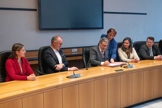 Il presidente della Provincia autonoma di Bolzano Arno Kompatscher ha firmato l'accordo. (Foto: USP/Greta Stuefer)