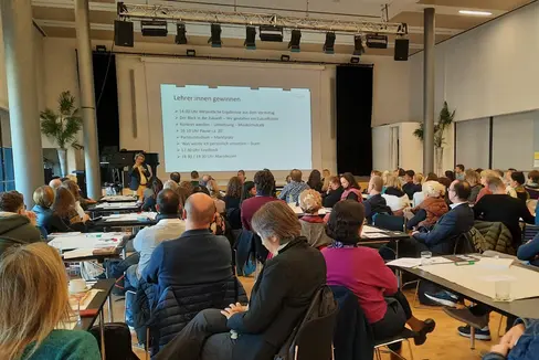 Michael Seywald, langjähriger pädagogisch-künstlerischer Leiter des Musikum Salzburg, führte und begleitete durch den ersten Tag des Bundesfachgruppentreffen in Brixen. (Foto: LPA/Hans Peter Stifter)