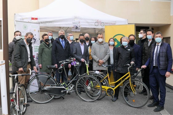 Vom 14. März bis 8. April wird bei der Aktion Südtirol radelt wieder in die Pedale getreten. Der Startschuss für die Aktion fiel heute am Sitz der Raiffeisenkasse Bozen mit Harald Reiterer (Bereichsleiter Green Mobility, STA), Martin Fill (STA-Präsident), Alexander Gasser (Obmann der Raiffeisenkasse Bozen), Erich Innerbichler (Direktor der Raiffeisenkasse Bozen), Günter Mair (Vize-Direktor der Raiffeisenkasse Bozen), Mobilitätslandesrat Daniel Alfreider, zusammen mit einigen Mitarbeitern der Raiffeisenkasse Bozen. (Foto: LPA/STA/Elisa Zambiasi)