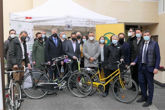 Dal 14 marzo all'8 aprile si torna a pedalare per la campagna L’Alto Adige pedala” - il via alla stagione ciclistica è stato dato l'11 marzo presso la sede della Cassa Raiffeisen di Bolzano. Reiterer (responsabile Green Mobility, STA), Martin Fill (presidente della STA), Alexander Gasser (presidente della Cassa Raiffeisen di Bolzano), Erich Innerbichler (direttore della Cassa Raiffeisen di Bolzano), Günter Mair (vice direttore della Cassa Raiffeisen di Bolzano), Daniel Alfreider assessore provinciale alla mobilità, insieme ad alcuni dipendenti della Cassa Raiffeisen di Bolzano. (Foto: ASP/STA/Elisa Zambiasi)