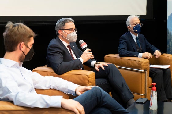 LH Kompatscher bei der Autonomie-Matinee: Unsere Autonomie muss weiterentwickelt, angepasst und oft auch verteidigt werden. Wichtig ist, dass sie uns auch in Zukunft Sicherheit gibt. (Foto: LPA/Eurac research)