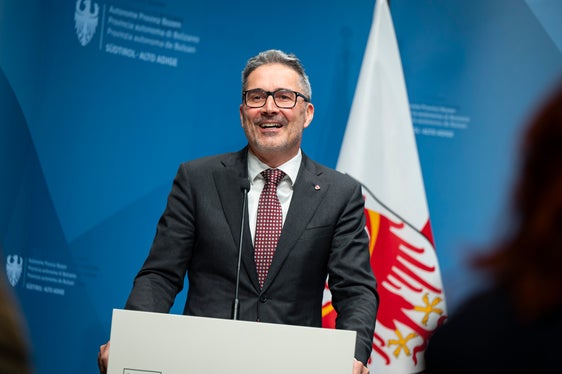 “Garantì la mubltà sustenibla resta tl zënter de nosc fé nce n ucajion di Juesc Olimpics: perchël ulons fé a na maniera che i pasciunei y chiche va a cialé pro posse ruvé permez cun i mesuns publics sibe pra l mplant de Antholz, che pra i mplanc daujin de Cortina, Pardac y Bormio,” à dit l presidënt dla Jonta provinziela Arno Kompatscher. (Foto: USP/Fabio Brucculeri)