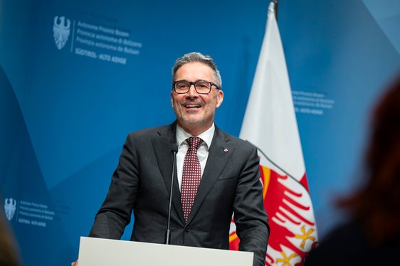 Eine nachhaltige Mobilität ist Landeshauptmann Arno Kompatscher auch während der Olympischen Spiele wichtig: Auf den Privat-Pkw sollte weitestgehend verzichtet werden. (Foto: LPA/Fabio Brucculeri)