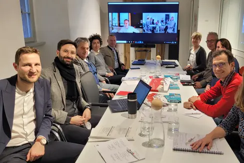 Nel recente incontro tra i consigli CLLD Interreg Wipptal, Terra Raetica, Dolomiti Live e la Ripartizione Europa con la Segreteria Generale dell'Euregio nella Casa della Pesa di Bolzano, il focus è stato sul nuovo periodo di attività del Programma di cooperazione Interreg Italia-Austria 2021-27. Presenti il segretario generale dell'Euregio, Defrancesco (5. da dx) ed il vice direttore della Ripartizione Europa, Gamper (2. da dx ) (Foto: Euregio/Armin Gluderer)