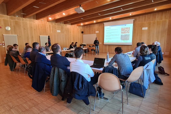 In Welschnofen, Deutschnofen und Aldein führte die Agentur für Bevölkerungsschutz drei Workshops durch, diese drei Gemeinden waren besonders vom Windwurf nach dem Sturmtief Vaia betroffen gewesen. (Foto: LPA/Landeswarnzentrum in der Agentur für Bevölkerungsschutz)