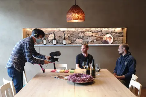 Un momento delle riprese del documentario “I ribelli del cibo. Storie di piccoli produttori dell’Alto Adige, premiato al Trento Film Festival. (Foto:ASP)