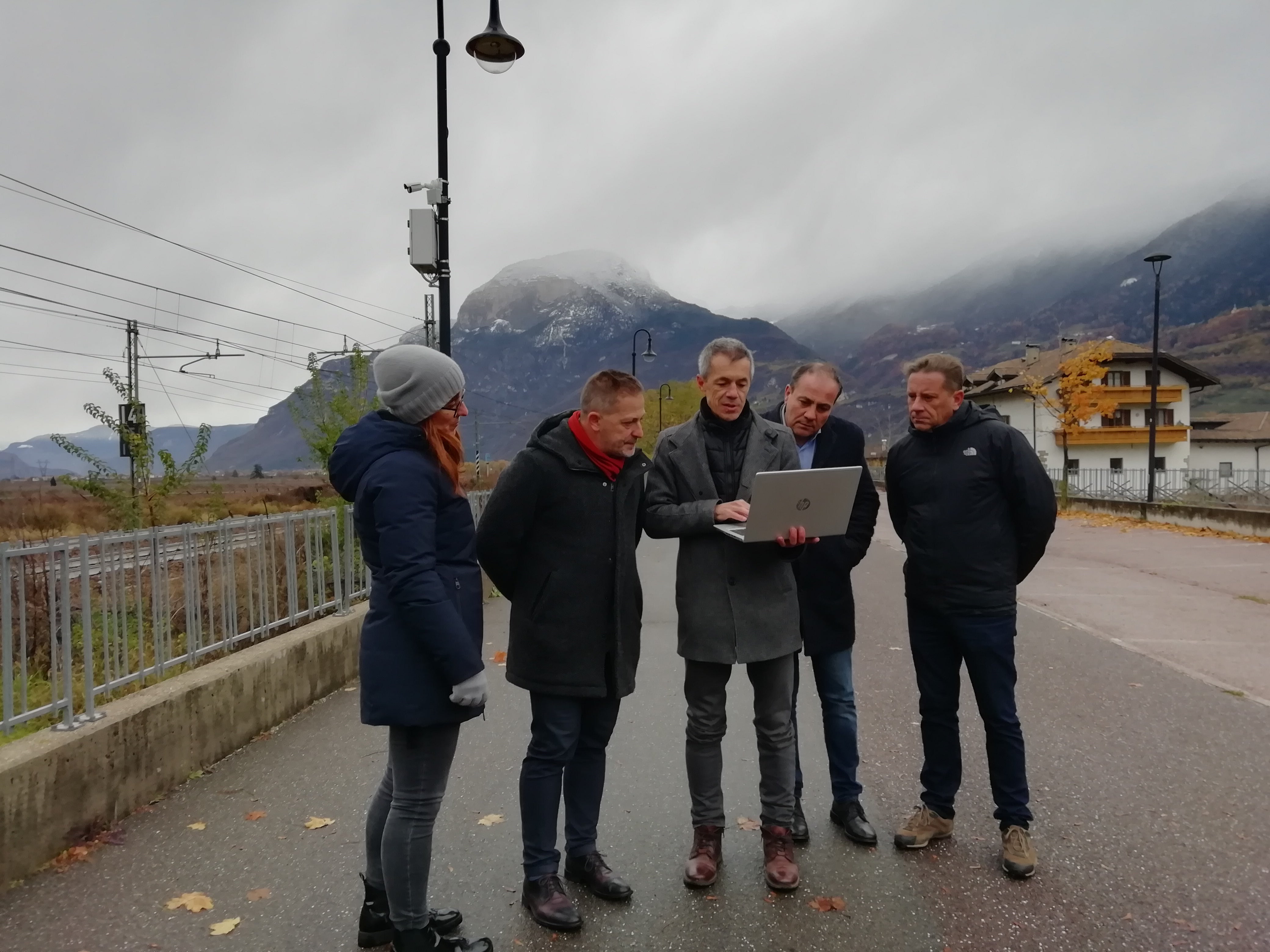 A Salorno è stata attivata la prima postazione fissa per la misura del rumore lungo la linea ferroviaria del Brennero. Nella foto (da sinistra), Marta Marini, il sindaco Roland Lazzeri, Georg Pichler, l'assessore Giuliano Vettorato e il vicesindaco di Salorno Ivan Cortella. (Foto: APPA/Nadia Franzoi)