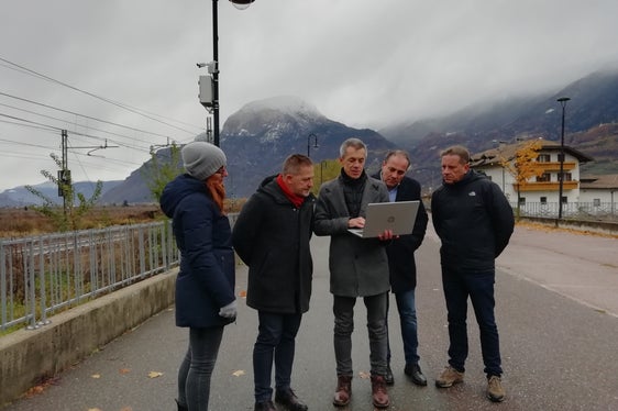 In Salurn ist die erste ortsfeste Messstation von Zuglärm entlang der Brennerbahnachse in Betrieb. Im Bild (v.l.) Projektverantwortliche Marta Marini, Bürgermeister Roland Lazzeri, Amtsdirektor Georg Pichler, Landesrat Giuliano Vettorato und Vizebürgermeister Ivan Cortella. (Foto: Landesagentur für Umwelt und Klimaschutz/Nadia Franzoi)