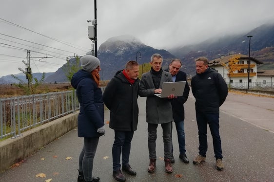 In Salurn ist die erste ortsfeste Messstation von Zuglärm entlang der Brennerbahnachse in Betrieb. Im Bild (v.l.) Projektverantwortliche Marta Marini, Bürgermeister Roland Lazzeri, Amtsdirektor Georg Pichler, Landesrat Giuliano Vettorato und Vizebürgermeister Ivan Cortella. (Foto: Landesagentur für Umwelt und Klimaschutz/Nadia Franzoi)