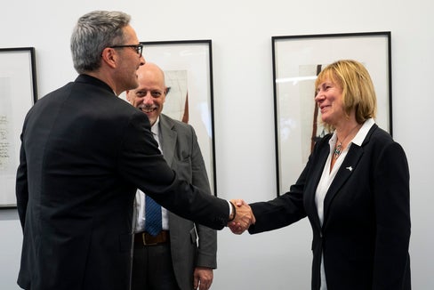 Mano tesa alla Convenzione delle Alpi: il presidente Kompatscher stringe la mano alla segretaria generale Smerkolj sotto gli occhi del capo della delegazione italiana Angelini. (Foto: USP/Fabio Brucculeri)