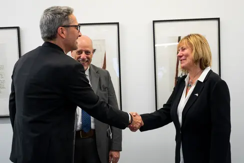 Mano tesa alla Convenzione delle Alpi: il presidente Kompatscher stringe la mano alla segretaria generale Smerkolj sotto gli occhi del capo della delegazione italiana Angelini. (Foto: USP/Fabio Brucculeri)