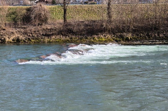 Il muro di contenimento sulla sponda destra dell’Adige, all’altezza del Safety Park di Vadena, era alto soli tre metri: i bacini montani ne hanno costruito uno nuovo alto otto metri. (Foto: USP/Ufficio Sistemazione bacini montani sud dell’Agenzia per la Protezione civile)