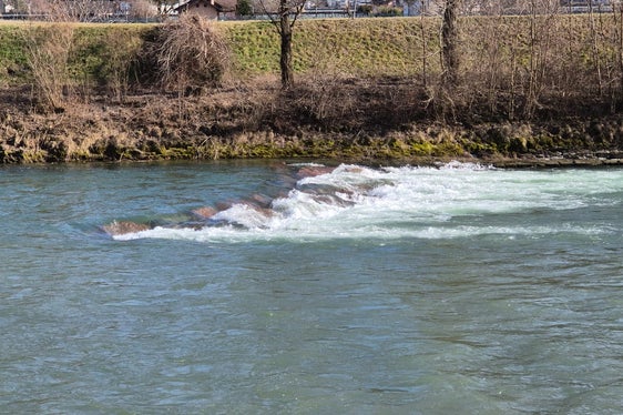 Il muro di contenimento sulla sponda destra dell’Adige, all’altezza del Safety Park di Vadena, era alto soli tre metri: i bacini montani ne hanno costruito uno nuovo alto otto metri. (Foto: USP/Ufficio Sistemazione bacini montani sud dell’Agenzia per la Protezione civile)