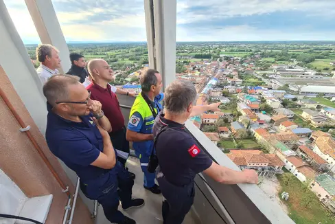 Sopralluogo dalla torre di 113 metri di Mortegliano, in provincia di Udine, per valutare l'entità dei danni causati dalla tempesta. Nella foto (terzo da sinistra) anche il funzionario del Corpo permanente dei Vigili del fuoco di Bolzano Martin Gasser (Foto: ASP/Agenzia per la Protezione Civile/Roland Fasolo)