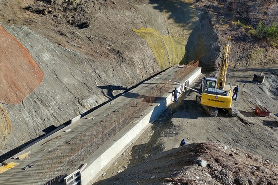 La costruzione del bacino di trattenuta nel corso medio del rio Tarces, per conto dell'Ufficio sistemazione bacini montani Ovest, consente la messa in sicurezza dalle inondazioni del paese di Tarces (Foto: ASP/Ufficio sistemazione bacini montani Ovest)