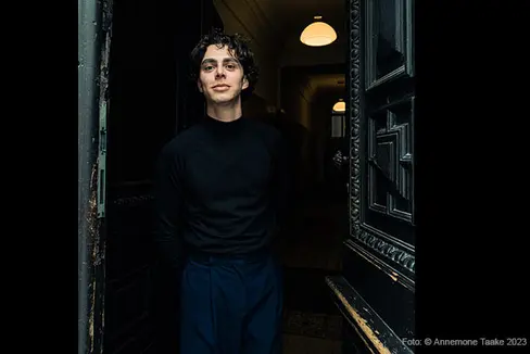 Der 1997 in Brixen geborene Tommy Fischnaller-Wachtler ist gestern in Wien als bester männlicher Nachwuchs-Schauspieler ausgezeichnet worden. (Foto: Der Wiener Theaterpreis/A. Taake)