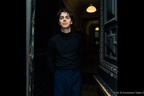 Tommy Fischnaller-Wachtler, nato a Bressanone nel 1997, ha ricevuto ieri (5 novembre) a Vienna il prestigioso premio Nestroy come miglior giovane attore maschile (Foto: Der Wiener Theaterpreis/A. Taake)