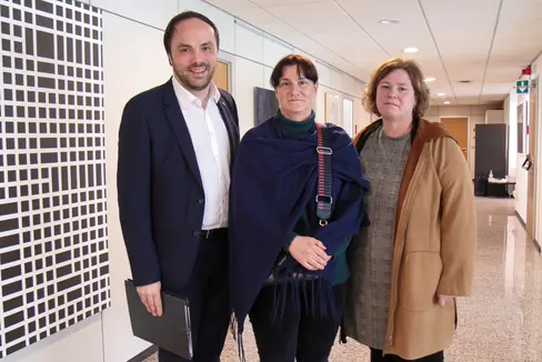 Rafforzare la rete all'interno della ricca offerta museale altoatesina: Nella foto (da sinistra) l'assessore provinciale Achammer, la presidente Sabine Unterholzner e la direttrice Marlene Messner (Foto: ASP/Ingrid Silginer)