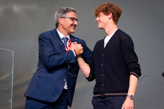 Il presidente Arno Kompatscher saluta il campione altoatesino Jannik Sinner durante la festa in onore del tennista pusterese tenutasi lo scorso 11 giugno a Sesto. (Foto: ASP/Fabio Brucculeri)