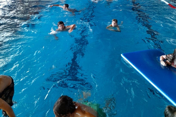 Auch der Sprung ins kühle Nass stand für die jugendlichen Teilnehmenden des Euregio-Sport-Camps auf dem Programm. (Foto: Euregio)