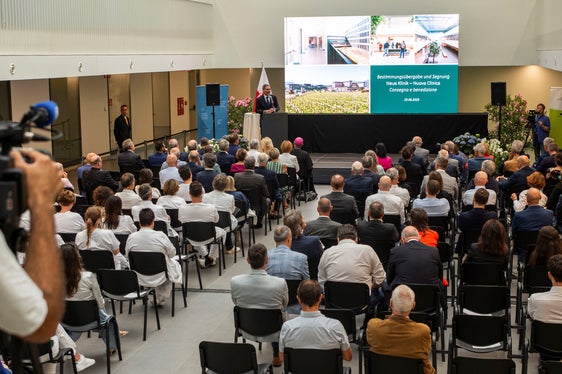 Numerosi ospiti hanno partecipato alla consegna e alla benedizione della Nuova Clinica di Bolzano (Foto: ASP/Fabio Brucculeri)