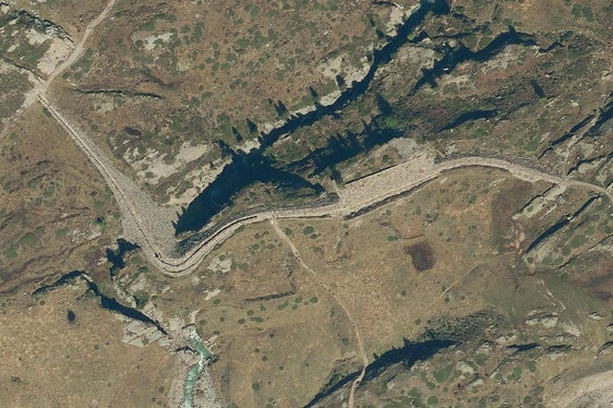 Das Landesamt für Wildbach- und Lawinenverbauung West hatte im Juli vergangenen Jahres mit den Arbeiten am historischen Bauwerk oberhalb der Zufallhütte begonnen und sie jetzt abgeschlossen; das Bild stammt aus dem Jahr 2022. (Foto: Landesamt für Hydrologie und Stauanlagen in der Agentur für Bevölkerungsschutz)