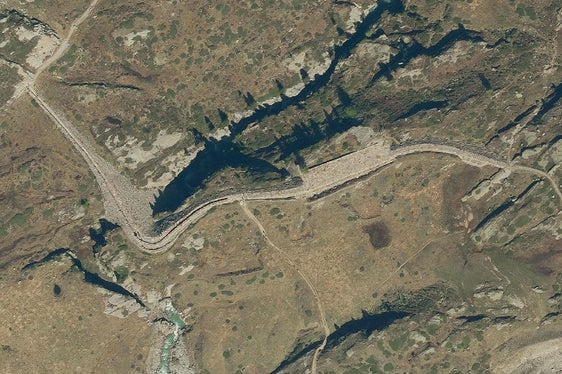 Una suggestiva immagine dall'alto della storica diga costruita nel 1893. (Foto: USP/Ufficio Idrologia e dighe)