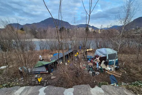 Nel corso degli interventi di bonifica lungo le rive dell'Isarco a Bolzano, l'Ufficio Sistemazione bacini montani sud ha svolto un'intensa attività di raccolta dei rifiuti in collaborazione con il Comune di Bolzano, l'Autostrada A22 del Brennero, la Polizia municipale e il fornitore di servizi di igiene ambientale Seab. (Foto: USP/Ufficio sistemazione bacini montani sud dell'Agenzia per la Protezione civile)