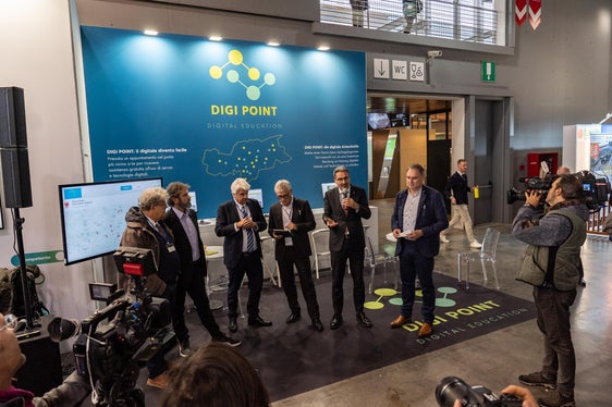 A parlare di digitalizzazione, Digi Point, CIVIS e myCIVIS, azioni e strategie presso lo stand della fiera oggi (9 novembre) c'erano (da destra): Josef Thomas Hofer, il presidente della Provincia Arno Kompatscher, Andreas Schatzer, Stefan Gasslitter, Roberto Morellato e Roberto Silverio (Foto: ASP/Greta Stuefer)