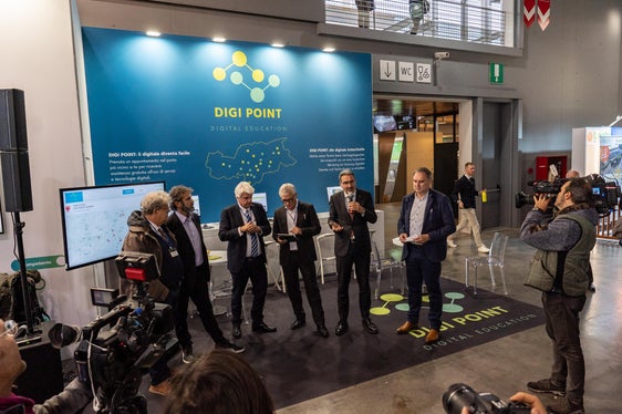 Digitalisierung und keiner bleibt zurück: Dieses Leitmotiv hat sich das Land auf die Fahnen geschrieben. Über Digitalisierung, Digi Points, CIVIS myCIVIS und Visionen und Strategien sprachen heute (9. November) am Messestand (von rechts nach links): Josef Thomas Hofer, Landeshauptmann Arno Kompatscher, Andreas Schatzer, Stefan Gasslitter, Roberto Morellato und Roberto Silverio. (Foto: LPA/Greta Stuefer)