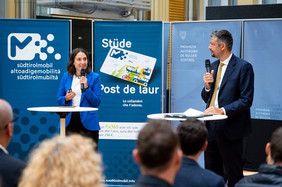 Il nuovo sistema, presentato nel cortile interno di Palazzo Widmann, sarà disponibile a partire da giugno 2025. Nell'immagine (da sinistra) Alice Banfi di STA e l'assessore provinciale alla Mobilità, Daniel Alfreider. (Foto: USP/Fabio Brucculeri)