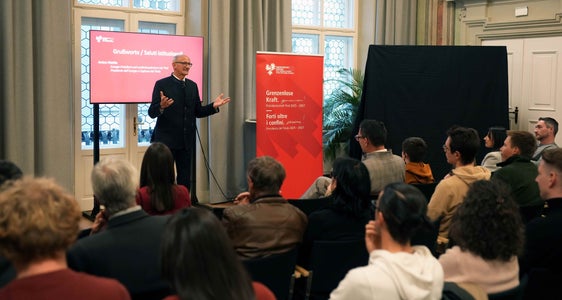 Euregio-Präsident, Tirols Landeshauptmann Anton Mattle: Der Euregio-Kalender ist Sinnbild unserer Euregio: Er verbindet einzigartige Fotos zu einem gemeinsamen Kunstwerk von grenzenloser Kraft. (Foto: Land Tirol/Danijel Jovanovic)