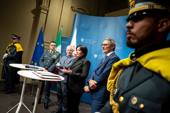 „Dieses Abkommen zeigt die enge Zusammenarbeit des Landes mit den staatlichen Sicherheitsorganen und erleichtert den Zugang zur Finanzwache für Südtirolerinnen und Südtiroler deutscher Muttersprache“, betonte Landesrätin Ulli Mair (im Bild von links General Gavino Putzu, Präfekt Vito Cusumano, Landesrätin Ulli Mair und Landeshauptmann Arno Kompatscher). (Foto: LPA/Fabio Brucculeri)
