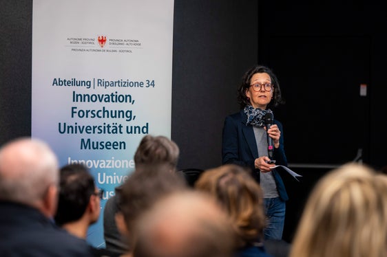 Alexandra Untersulzner, Direktorin des Volkskundemuseums Dietenheim, zeigte wie sich das Wissen zu den Objekten durch Rückmeldungen aus der Bevölkerung erweitert. (Foto: LPA/Fabio Brucculeri)