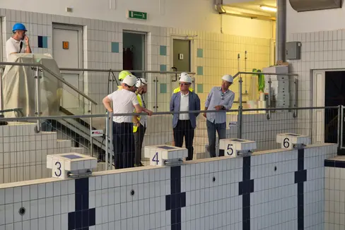 Amtsdirektor Fabrizio Oliver, Landesrat Christian Bianchi, ein Techniker von Engie, Arbeitsleiter Claudio Sartori und Ressortchef Daniel Bedin beim Lokalaugenschein im Hallenbad (von rechts nach links). (Foto: LPA/Gianluca Crocco)