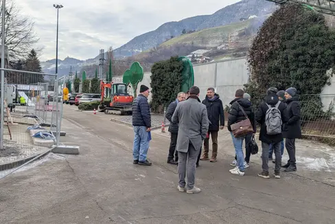 Die Bauarbeiten für den neuen Pendler-Parkplatz mit exklusivem Zugang für Südtirol-Pass-Besitzer am Bahnhof Waidbruck-Lajen gehen voran. Davon konnte sich Landesrat Daniel Alfreider (Mitte) bei einem Lokalaugenschein überzeugen. (Foto: LPA/Ingo Dejaco)