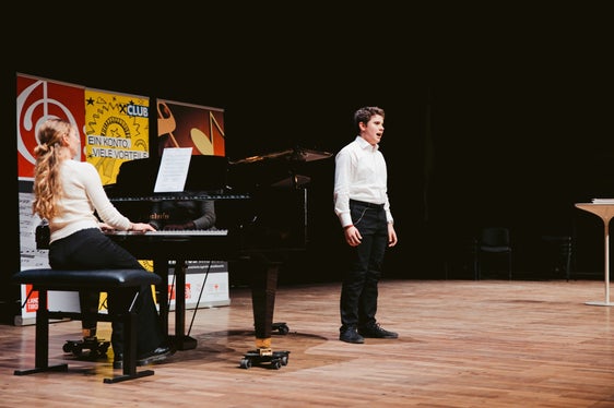 Johannes Schmider della Scuola di musica Chiusa-Siusi ha convinto la giuria con la sua voce, accompagnato al pianoforte da Cornelia Messner. (Foto: USP/Land Tirol/Kary Sophie)