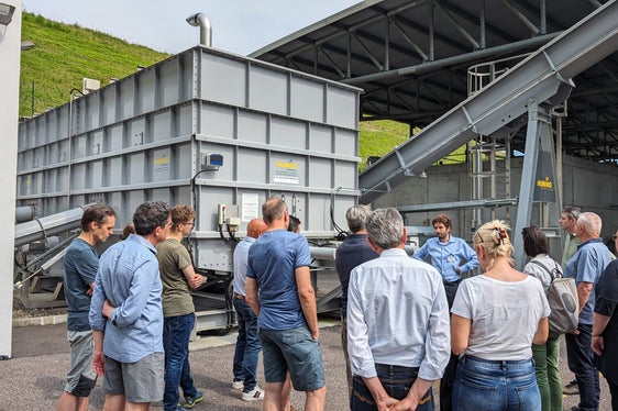 Le interessate e gli interessati hanno potuto partecipare oggi (8 giugno) ad alcune visite guidate all'impianto di Lana. (Foto: ASP/Vera Brunetti)