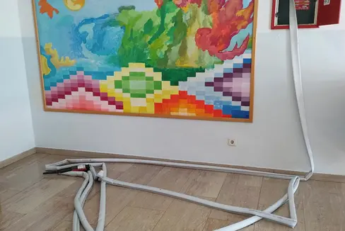 Da lunedì 27 marzo studentesse e studenti della scuola Segantini di Merano riprenderanno le lezioni nelle aule della scuola primaria Deflorian. (Foto: ASP)