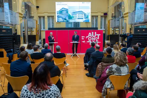 Autonomie und Minderheitenschutz bestmöglich vermitteln soll ein Autonomie-Zentrum im neuen Bibliothekenzentrum in Bozen, auf dem Bildschirm im Hintergrund bei der Vorstellung Mitte Dezember 2022 ersichtlich. (Foto: LPA/Fabio Brucculeri)