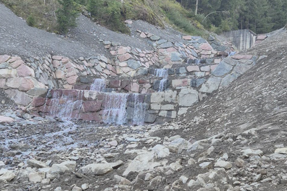 Konsolidierungssperren stabilisieren das Bachbett und die Uferböschungen: Fünf davon hat das Landesamt für Wildbach- und Lawinenverbauung Nord im Öttenbach in der Gemeinde Sarntal errichtet. (Foto: LPA/Landesamt für Wildbach- und Lawinenverbauung Nord/Johannes Holzner)
