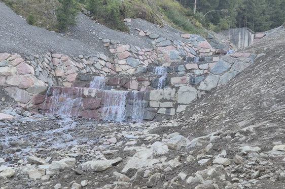 Le briglie di consolidamento stabilizzano il letto del torrente e gli argini: cinque di esse sono state realizzate dall'Ufficio provinciale Sistemazione bacini montani Nord sul Rio Deserto nel Comune di Sarentino. (Foto: USP/Ufficio provinciale Sistemazione bacini montani nord/Johannes Holzner)