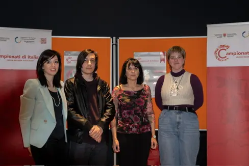 Olympiade für Italienisch als Zweitsprache: (v.l.) Koordinatorin Paola Rizzi, Sieger der Kategorie Junior Elias Rossetti von der Technologischen Fachoberschule Max Valier in Bozen , Koordinatorin Cristina Corbetta, Siegerin der Kategorie Senior Silvia Reinalter vom Sozialwissenschaftlichen Gymnasium in Bruneck. (Foto: LPA)