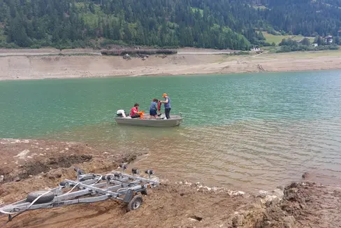 Vorbereitende Erhebungen zur Fischübersiedelung aus dem Zoggler Stausee. (Foto: LPA/Landesamt für Wildtiermanagement in der Landesabteilung Forstdienst)