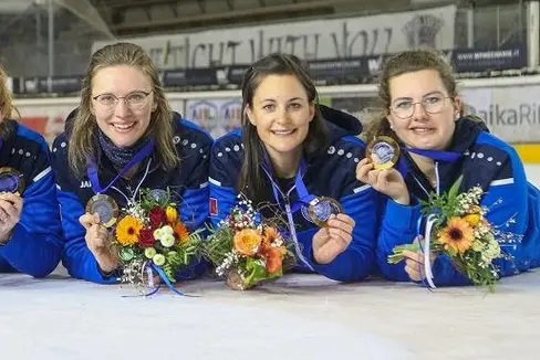 La squadra femminile ha conquistato la medaglia d’oro nel gioco a squadre femminile ai Campionati mondiali di Ice Stock terminati a Collalbo (Foto: ASP)